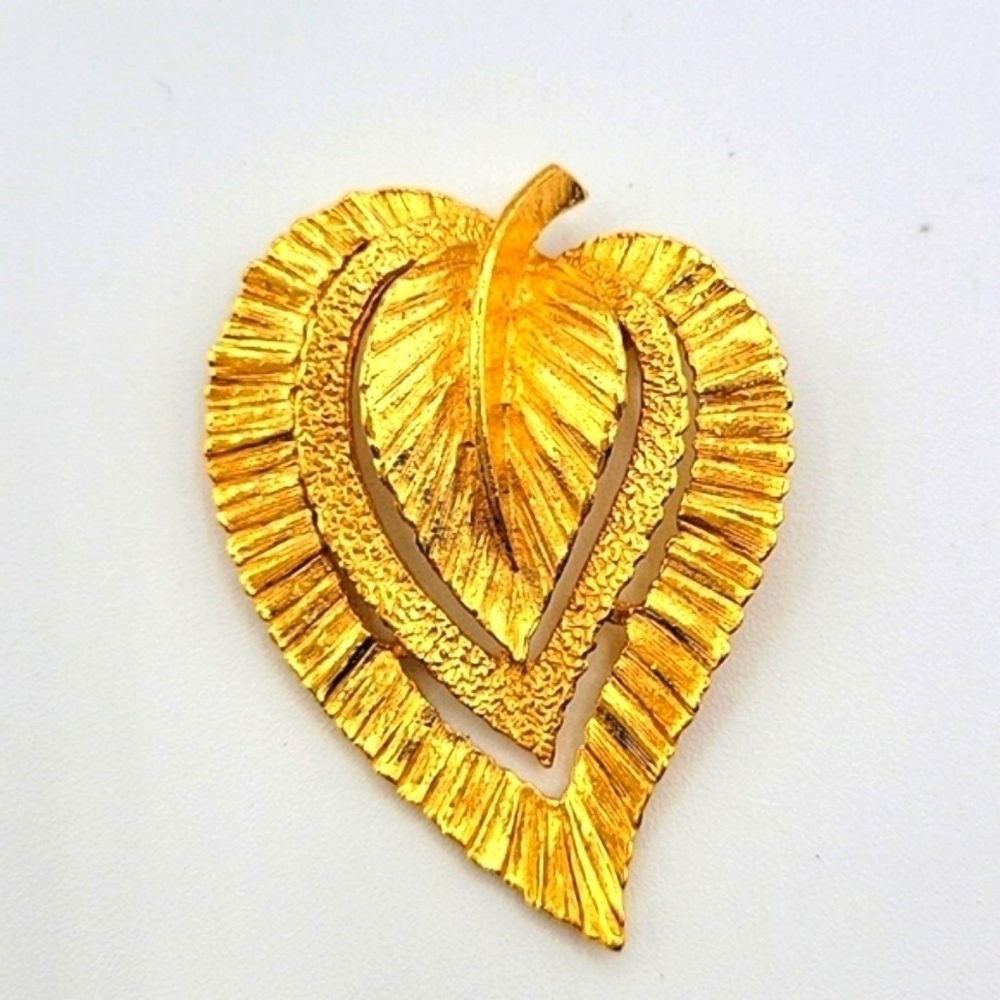 GERRY'S Signed Vintage Goldtone Leaf Brooch